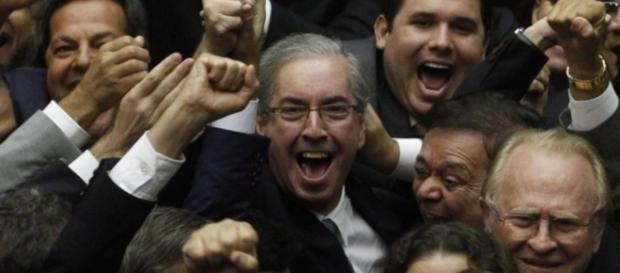 Ministro do STF livra Cunha de afastamento Ministro do STF livra Cunha de afastamento