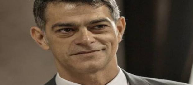 Orlando tenta matar o "Pai" em a regra do jogo Orlando tenta matar o "Pai" em a regra do jogo