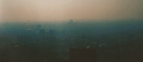 Una Milano completamente avvolta dallo smog.
