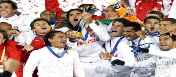 Capitão Fernandão levanta a taça do Mundial Capitão Fernandão levanta a taça do Mundial