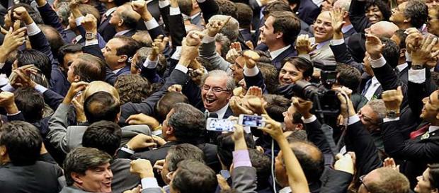 Deputados são cheios de benefícios Deputados são cheios de benefícios