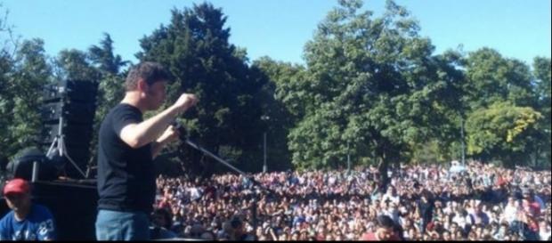 Kiciloff ante la gente que fue a escucharlo Kiciloff ante la gente que fue a escucharlo
