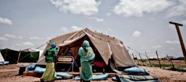 Refugiados en un campamento improvisado Refugiados en un campamento improvisado