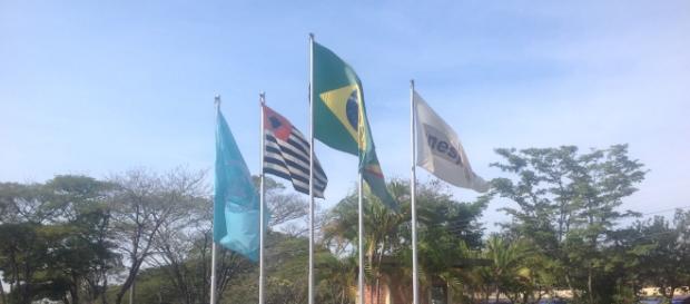 Universidades paulistas burlam teto salarial. Universidades paulistas burlam teto salarial.
