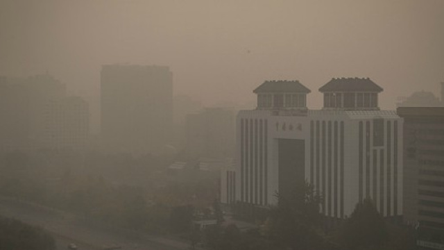 Lo smog in cui &egrave; avvolta Pechino.