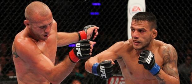 Dos Anjos aplicando golpe que desnorteou Cerrone Dos Anjos aplicando golpe que desnorteou Cerrone