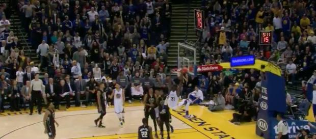 Ezeli puso el 102-103 favorable a los Warriors Ezeli puso el 102-103 favorable a los Warriors