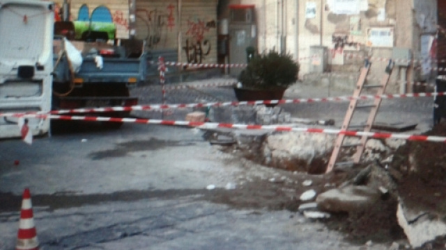 Voragine in via Nicolardi a Napoli
