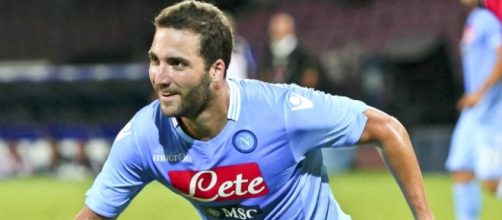 Higuain con la maglia del napoli, uomo del momento