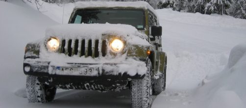 un'auto in difficoltà nella neve