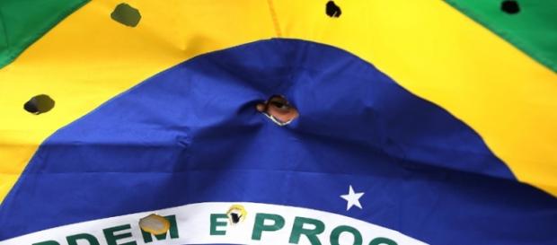 Bandeira brasileira "perfurada" esteve no protesto Bandeira brasileira "perfurada" esteve no protesto