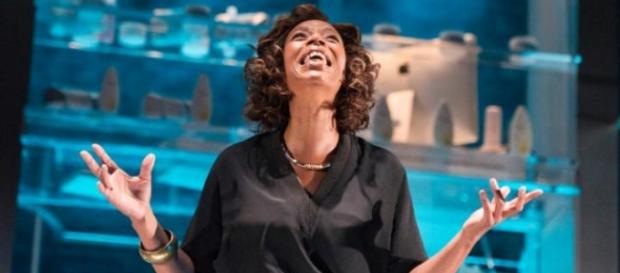 Dumezweni como Linda no Royal Court. Divulgação. Dumezweni como Linda no Royal Court. Divulgação.