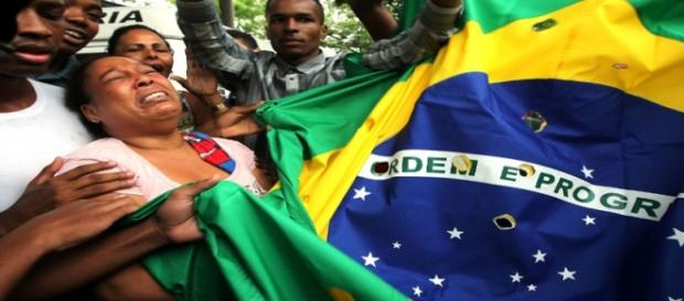 Mãe sofre a perda do filho morto pelos policiais Mãe sofre a perda do filho morto pelos policiais