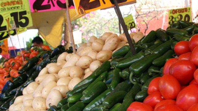 Un bancone di frutta e di verdure