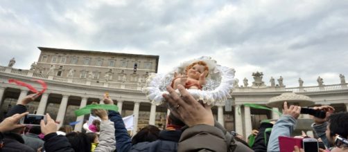 Benedizione dei Bambinelli a Piazza San Pietro.