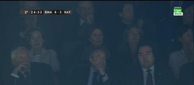 Florentino Pérez observa el partido desde el palco Florentino Pérez observa el partido desde el palco