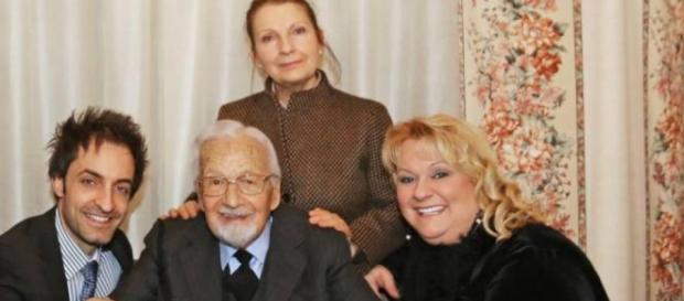 Gabriela Vasile (în picioare) alături de Gelli Gabriela Vasile (în picioare) alături de Gelli