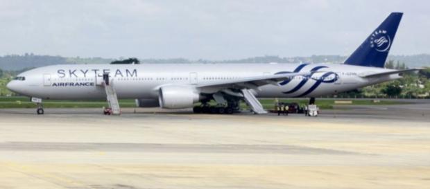 O Boeing 777 parado no Aeroporto de Mombasa. O Boeing 777 parado no Aeroporto de Mombasa.