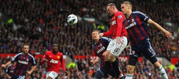 Stoke City e Man Utd são os primeiros em acção Stoke City e Man Utd são os primeiros em acção