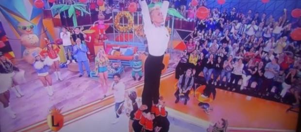 Xuxa se arrisca como líder de torcida Xuxa se arrisca como líder de torcida
