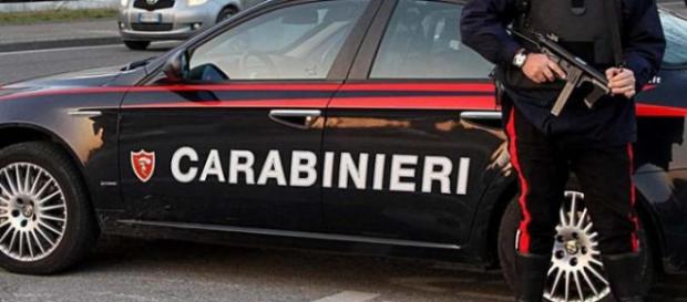 Africano brucia un'auto: "Ho fame, arrestatemi" Africano brucia un'auto: "Ho fame, arrestatemi"