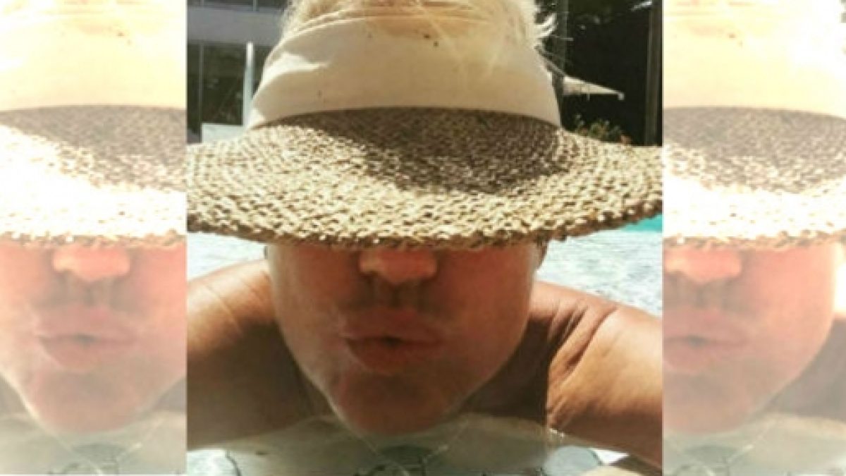 Xuxa posta foto em piscina pagando peitinho e causa alvoroço na internet