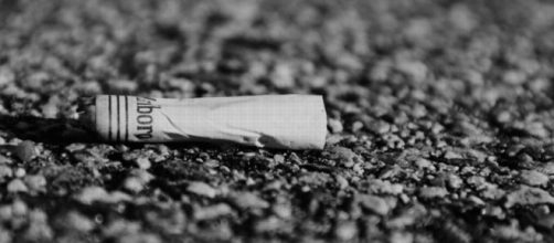 Un mozzicone di sigaretta per strada