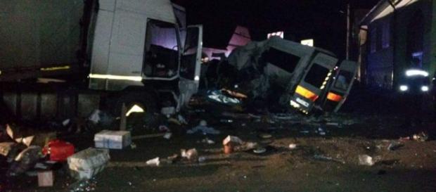Accident pe DN1. Un TIR a spulberat un microbuz Accident pe DN1. Un TIR a spulberat un microbuz