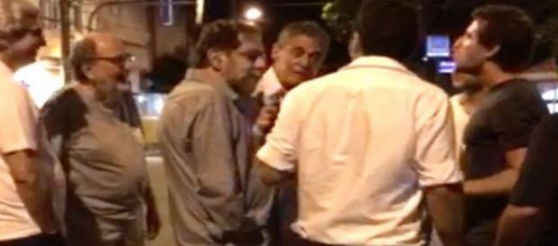 Chico Buarque e jovens discutindo no Leblon Chico Buarque e jovens discutindo no Leblon
