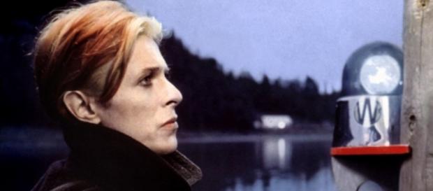 David Bowie en el fotograma que ilustró "Low" David Bowie en el fotograma que ilustró "Low"