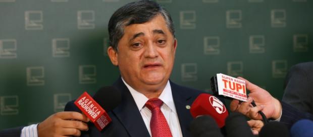 Deputado defende mais dinheiro para Estados Deputado defende mais dinheiro para Estados