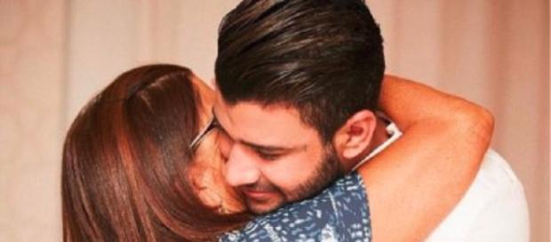 Gustavo Lima abraçando sua mãe em seu casamento Gustavo Lima abraçando sua mãe em seu casamento