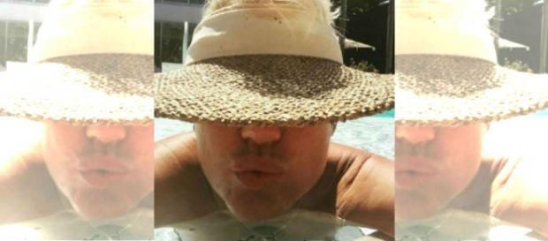 Xuxa Meneghel está de férias e curte piscina Xuxa Meneghel está de férias e curte piscina
