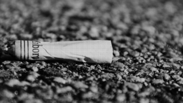 Un mozzicone di sigaretta per strada