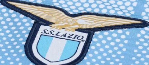 Lo stemma della Lazio sulla prima maglia