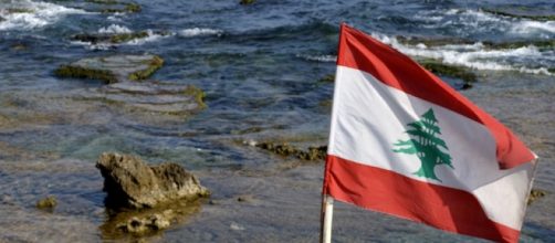 Una spiaggia con la bandiera del Libano
