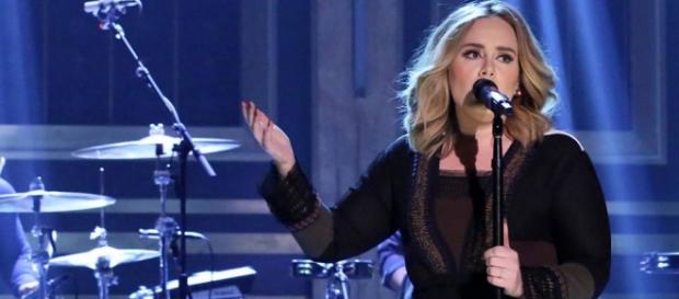 Adele é um fenômeno de vendas. Adele é um fenômeno de vendas.