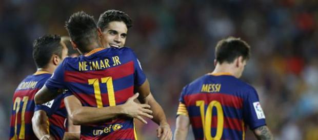 Bartra abraza a Neymar tras un gol del Barcelona Bartra abraza a Neymar tras un gol del Barcelona