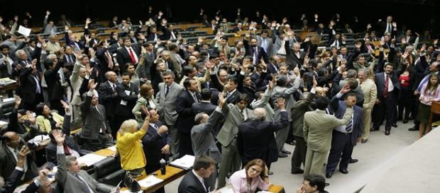 Deputados confundem despesas partidárias Deputados confundem despesas partidárias