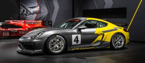 Porsche Cayman GT4 Clubsport ad uno showroom