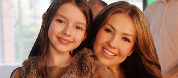 Thalia e sua filha distribuem presentes no Natal Thalia e sua filha distribuem presentes no Natal