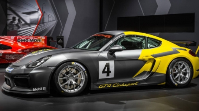 Porsche Cayman GT4 Clubsport ad uno showroom