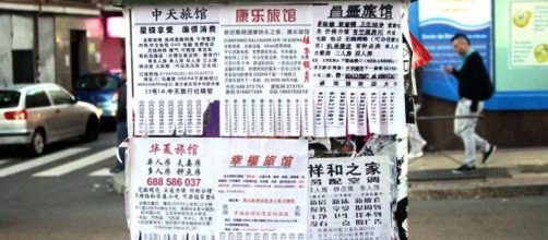 Carteles de anuncios en idioma chino en Usera.