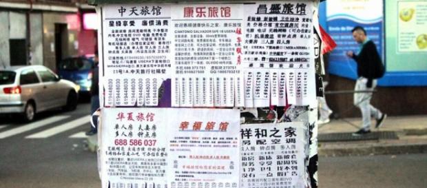 Carteles de anuncios en idioma chino en Usera. Carteles de anuncios en idioma chino en Usera.
