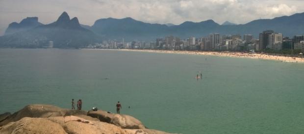 Vista da praia de ipanema das pedras do arpoador. Vista da praia de ipanema das pedras do arpoador.