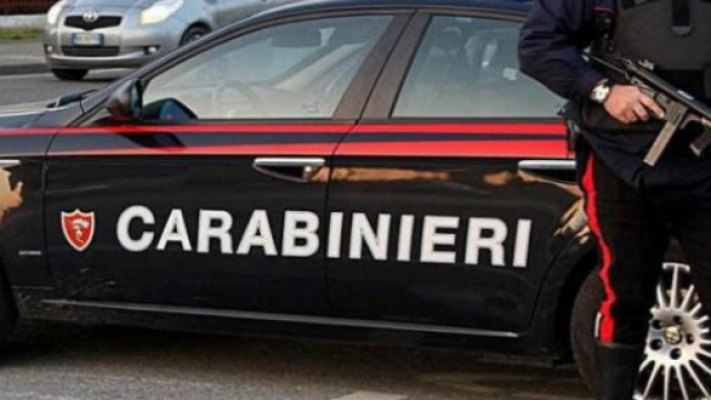 In foto una pattuglia dei carabinieri.