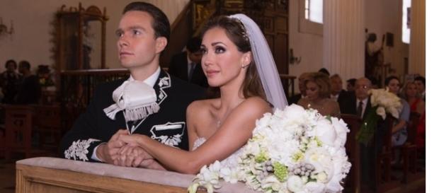 Anahí e o marido na cerimônia do casamento de 2015 Anahí e o marido na cerimônia do casamento de 2015