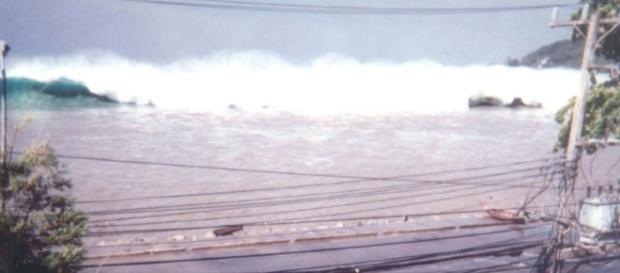 Der Tsunami rast auf Phuket (Thailand) zu Der Tsunami rast auf Phuket (Thailand) zu