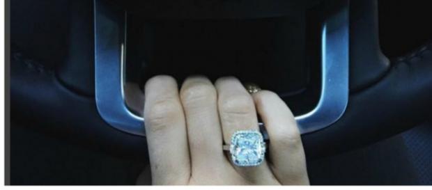 Kylie Jenner com anel de diamantes (Instagram) Kylie Jenner com anel de diamantes (Instagram)