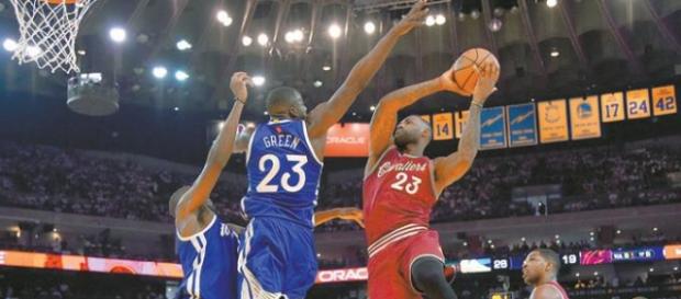 Lebron James, ante la defensa de Draymond Green Lebron James, ante la defensa de Draymond Green